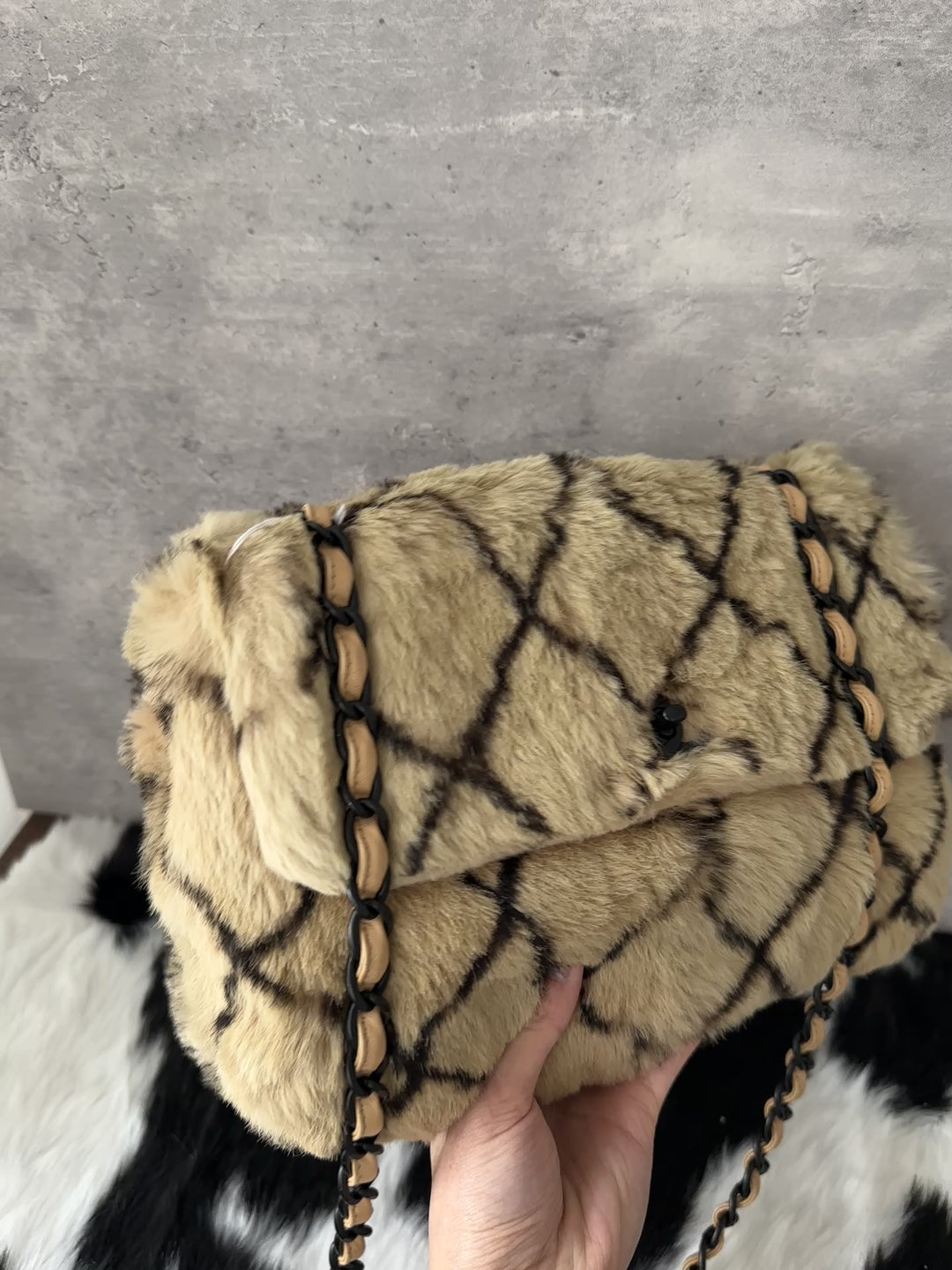 CHANEL 🐰 Fur Quilted Chain Bag｜Plush Winter Texture × Rare Collectible Design × Soft Neutral Tone