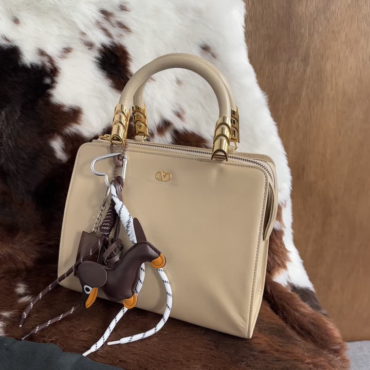 Valentino Garavani Top Handle Handbag 🤍｜Elegant Ivory Leather × Signature V Logo × Sophisticated Gold Hardware