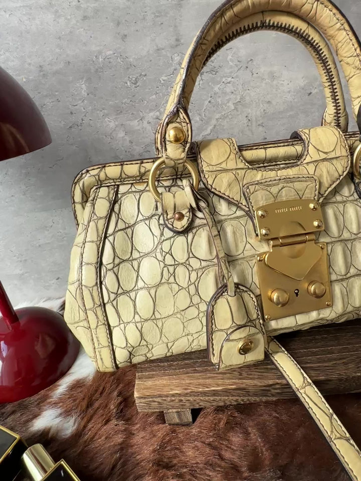 Miu Miu Croc-Embossed Top Handle Bag 🤍｜Original Strap × Gold-Tone Lock × Elegant Small Size