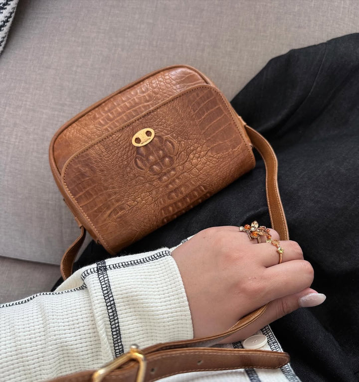CELINE Triumphal Crocodile-Embossed Crossbody in Caramel 🧸｜Compact Chic × Timeless Parisian Elegance