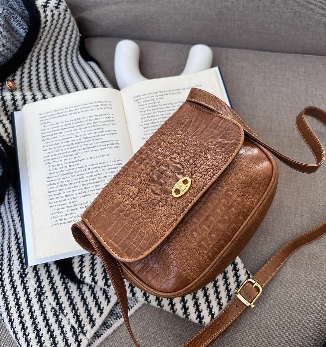 CELINE Triumphal Crocodile-Embossed Crossbody in Caramel 🧸｜Compact Chic × Timeless Parisian Elegance