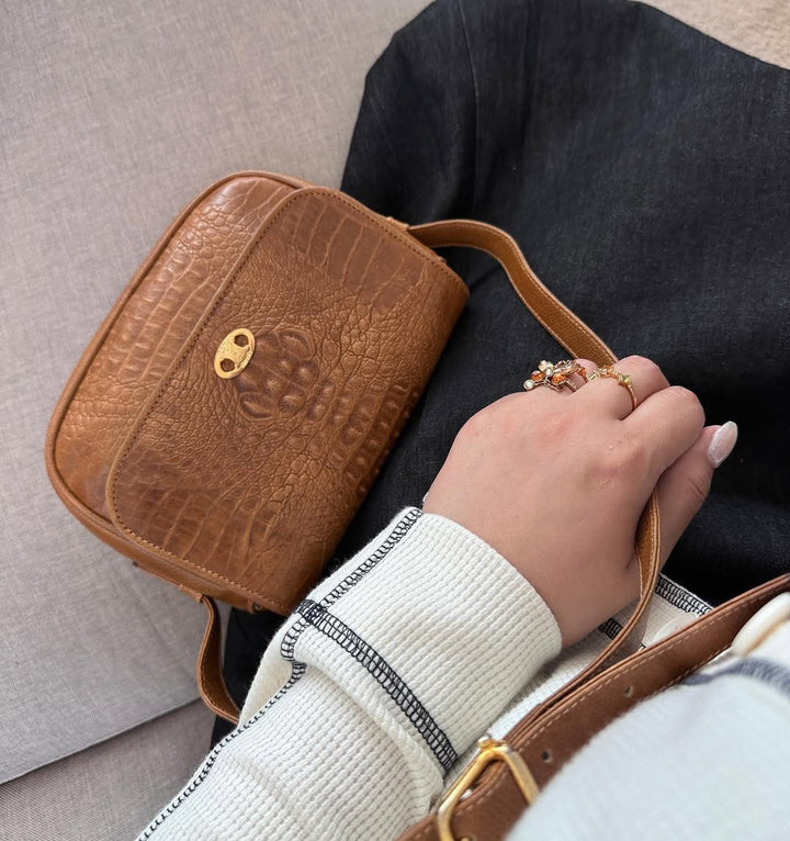 CELINE Triumphal Crocodile-Embossed Crossbody in Caramel 🧸｜Compact Chic × Timeless Parisian Elegance