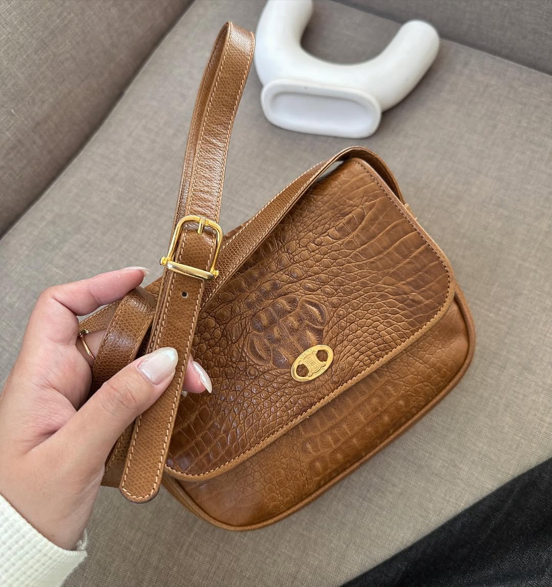 CELINE Triumphal Crocodile-Embossed Crossbody in Caramel 🧸｜Compact Chic × Timeless Parisian Elegance