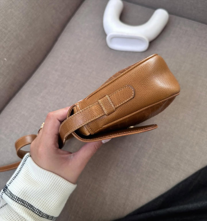 CELINE Triumphal Crocodile-Embossed Crossbody in Caramel 🧸｜Compact Chic × Timeless Parisian Elegance