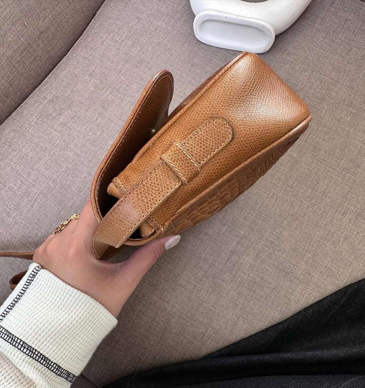 CELINE Triumphal Crocodile-Embossed Crossbody in Caramel 🧸｜Compact Chic × Timeless Parisian Elegance