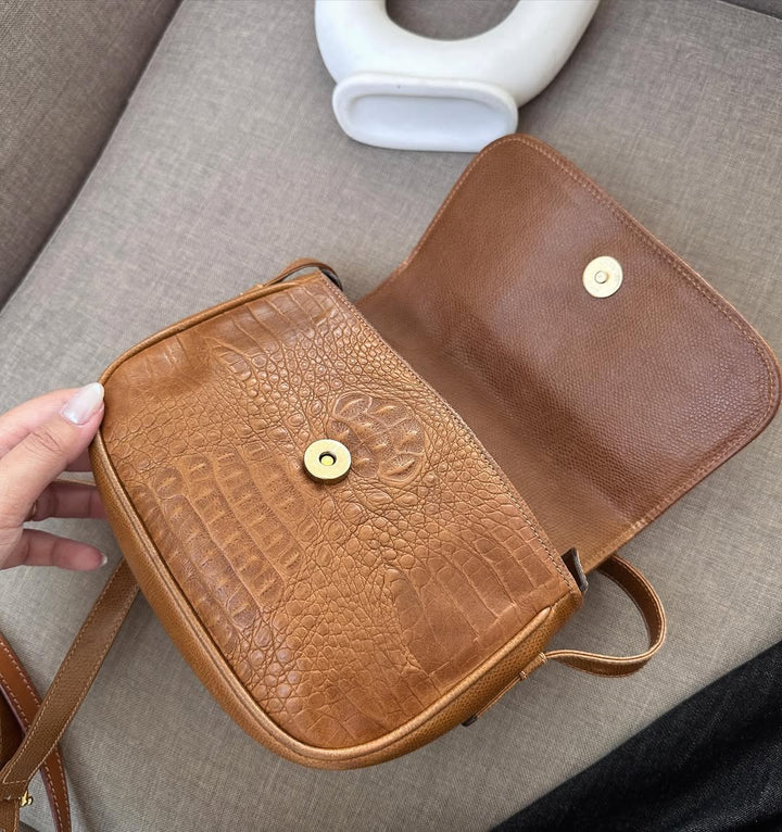 CELINE Triumphal Crocodile-Embossed Crossbody in Caramel 🧸｜Compact Chic × Timeless Parisian Elegance