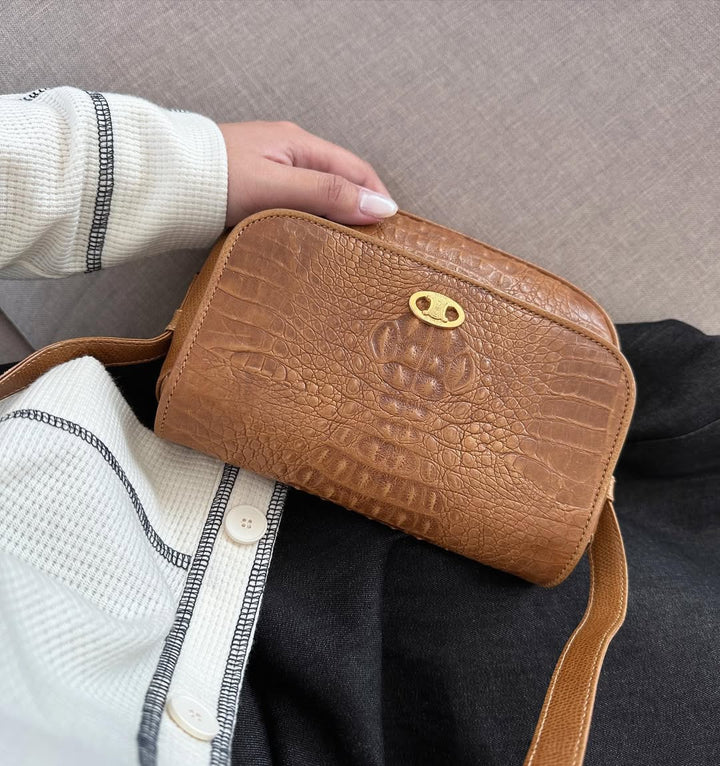 CELINE Triumphal Crocodile-Embossed Crossbody in Caramel 🧸｜Compact Chic × Timeless Parisian Elegance