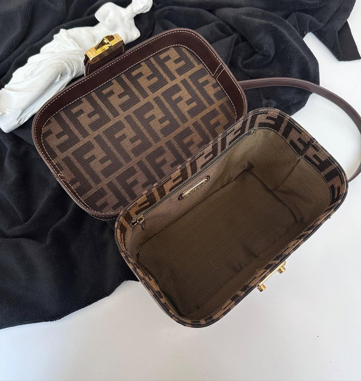 FENDI Monogram Vanity Box Bag（Chocolate Brown）｜Vintage Luxe × Structured Chic 🧸🍫
